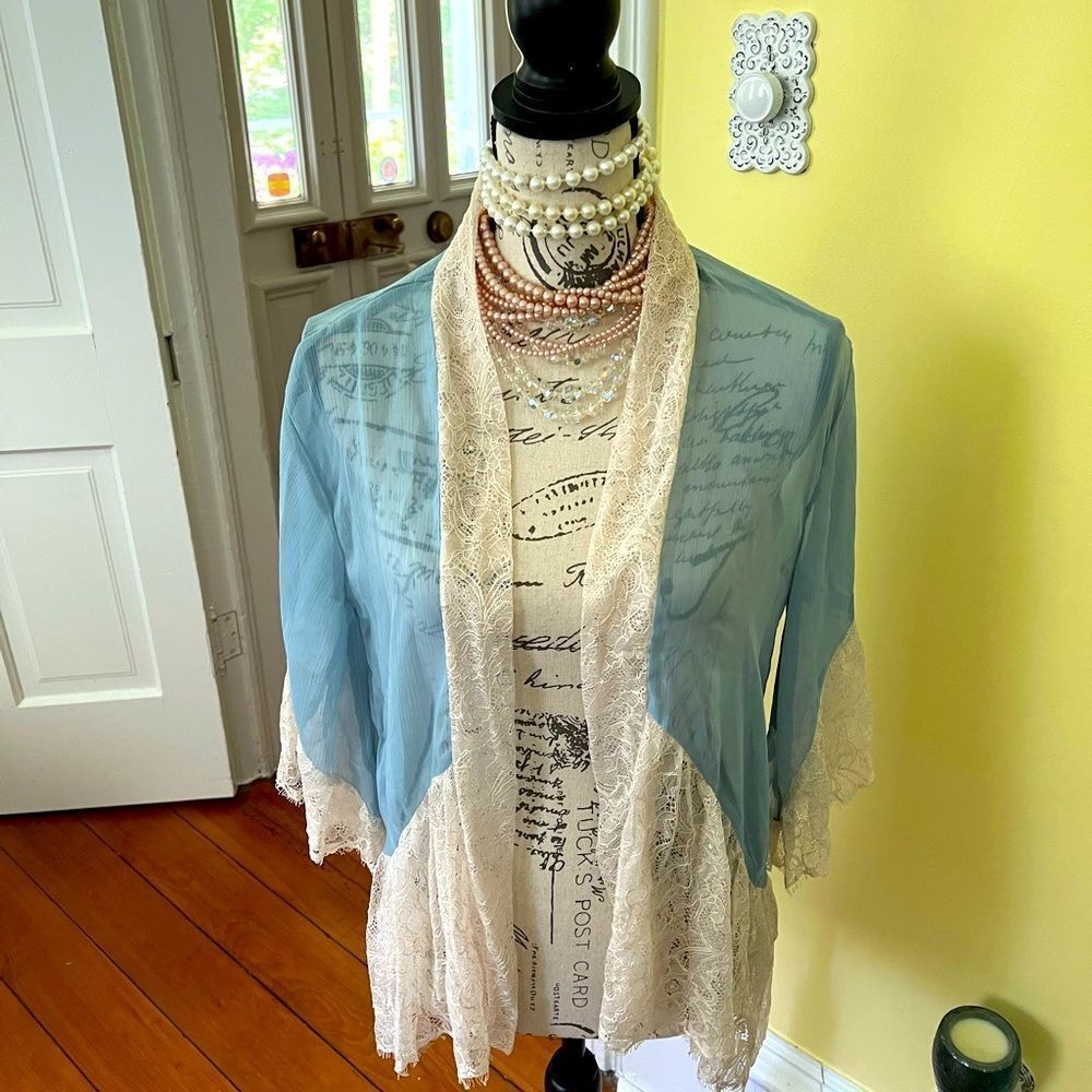 NWT 🌺COQUETTE-GIRL🌺 BCBG S/M Baby Blue Ivory Sheer Lace Kimono Cardi